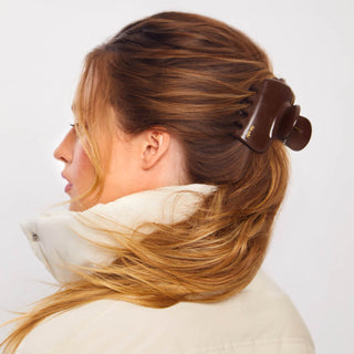 Women wearing a brown claw clip in her hair.