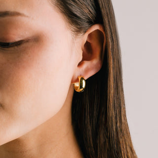 women wearing a gold hoop earrings